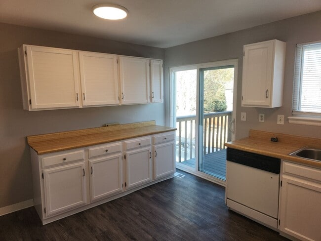 Foto del edificio - Rockrimmon 4 bed, 2 bath, 2 car with fence...