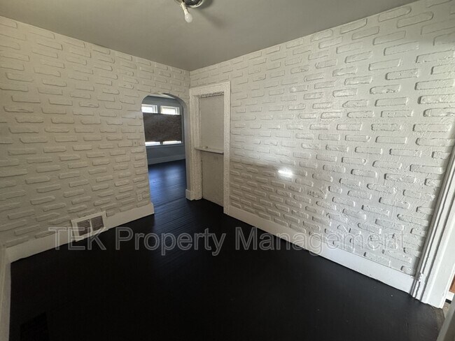 Foto del edificio - 210 Dewey Ave