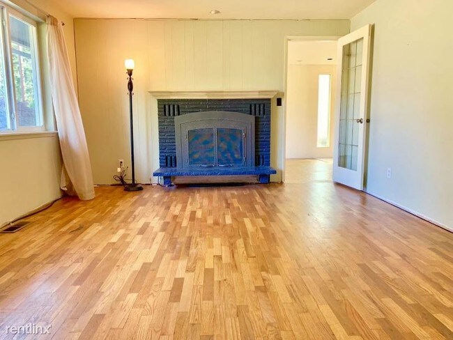 Building Photo - 3 br, 1 bath House - 15121 SE 41st Pl