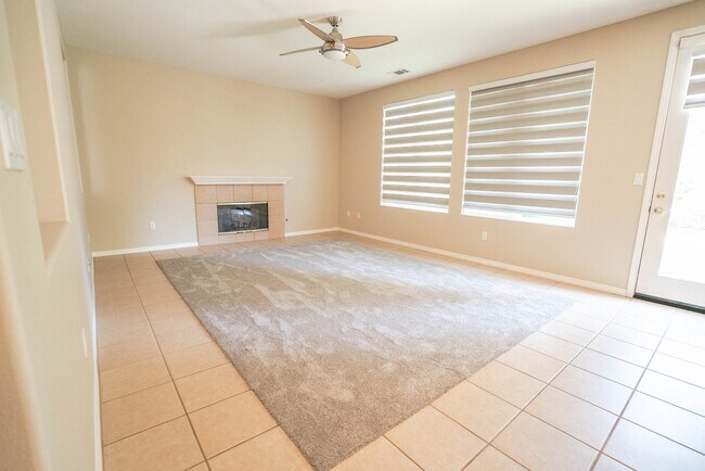 Foto del edificio - 4 Bedroom Home for Rent in Camarillo!