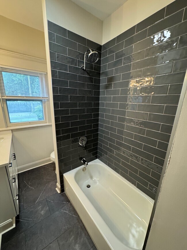 Baño recién remodelado - 1212 Dennison Ave