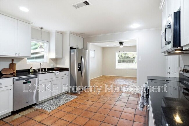 Foto del edificio - 3528 Rogers Ave