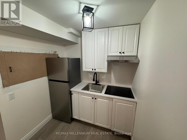 Building Photo - 161 Romanelli Cres