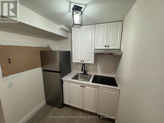 Building Photo - LOWER - 161 ROMANELI CRESCENT