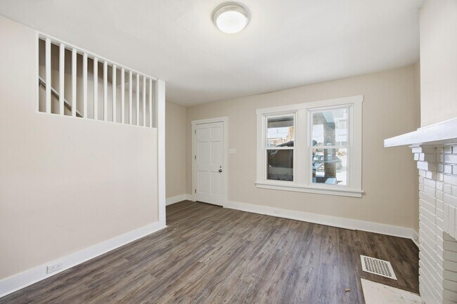 Foto del edificio - Charming Updated 2BR Home with New Flooring & Rear Porch