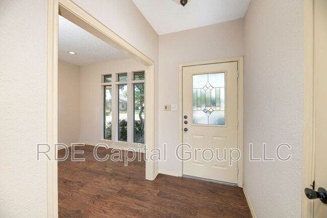 Building Photo - 922 Kingston Dr