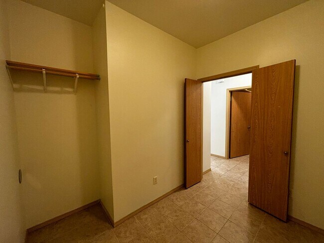 Foto del edificio - Large 1 Bed 1 Bath in Darby Estates!  Move...