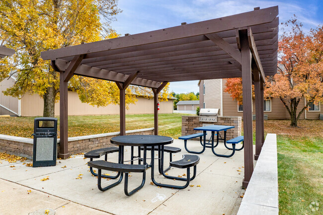 Grill & Picnic Area - Granite Valley Apartments