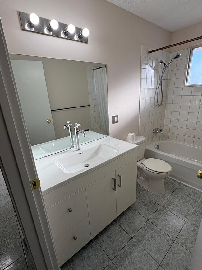 Building Photo - 3 Bed 2 Bath Unit in Calgary, AB