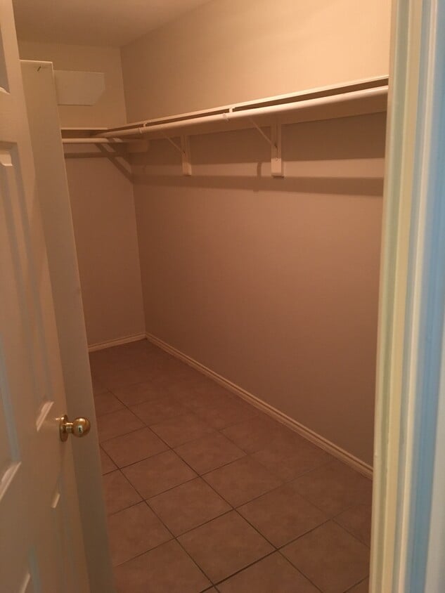 Master closet - 4003 Santa Susana