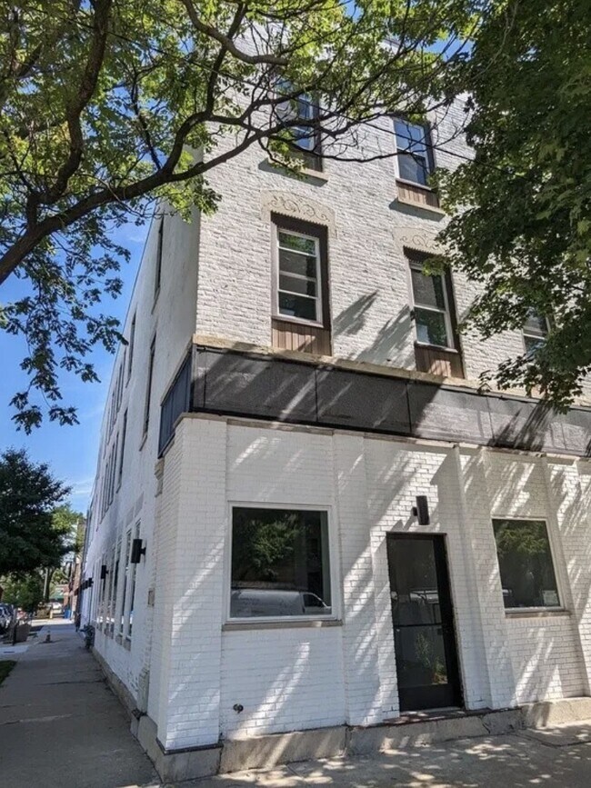 Building Photo - 1236 W Hubbard St