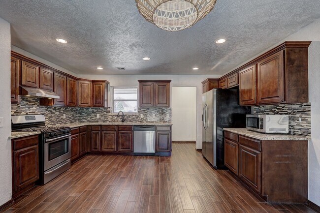 Foto del edificio - Available Now!