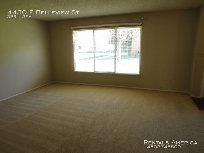 Building Photo - Excellent 3 Bed/3 Bath Phoenix Townhome!