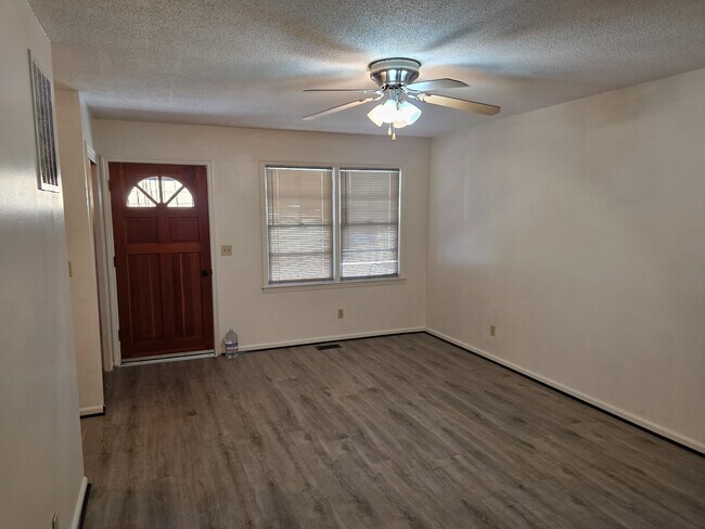 Sala de estar - 1314 Belleville Rd