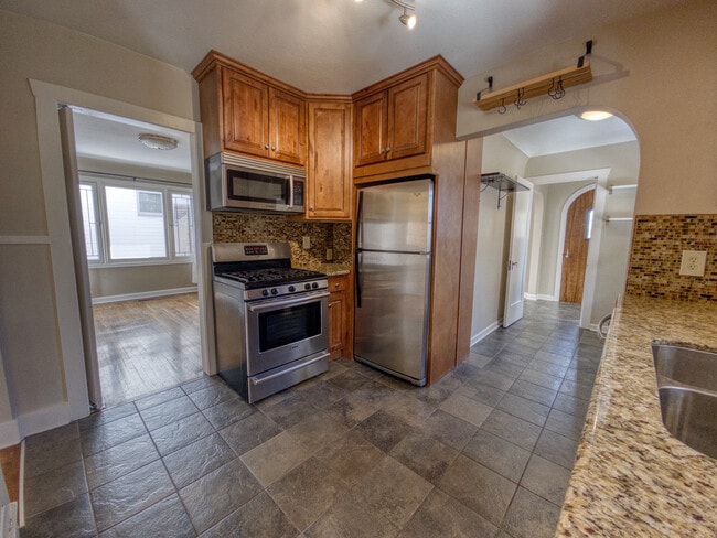 Foto del edificio - 483 E 8th Ave