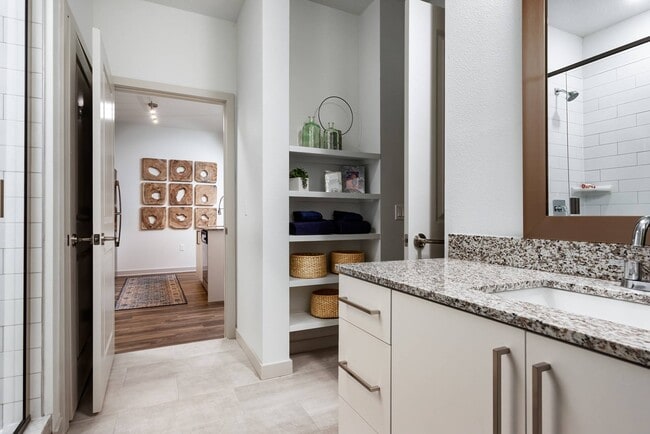 Baño modelo - Overture Hamlin 55+ Active Adult Apartment...