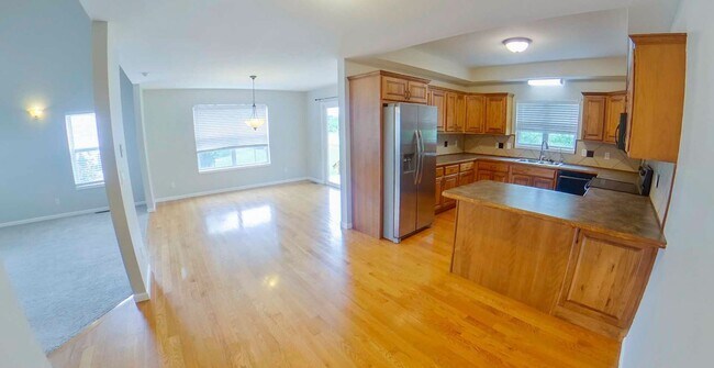 Foto del edificio - 3D Tour Available-HUGE Bedrooms + 2-Car Ga...