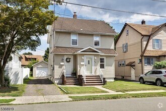 Building Photo - 82 Scrivens St