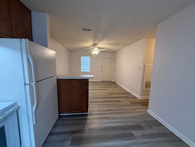 Building Photo - Two bed, 1 bath flat in Graham