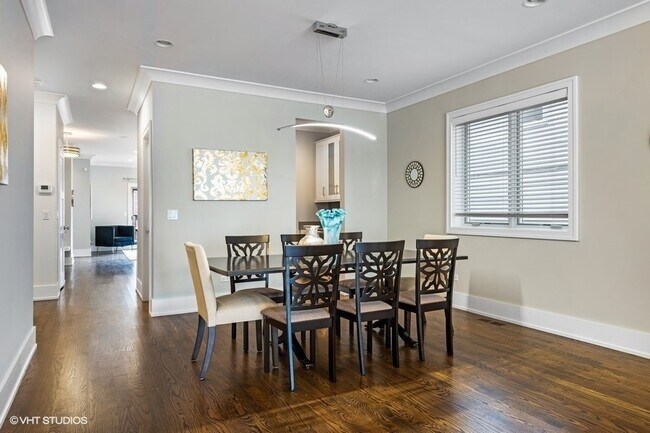 Foto del edificio - 3324 N Damen Ave.