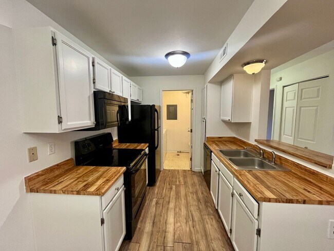Foto del edificio - $500 Move in Special - 2nd Floor 1bed/1bath with Laundry and Parking!