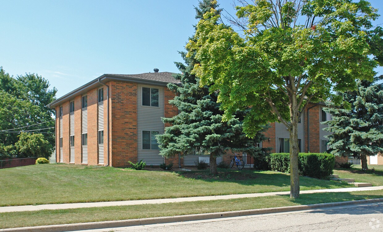 8617 Buckingham Dr, Sturtevant, WI 53177 Apartments in Sturtevant, WI