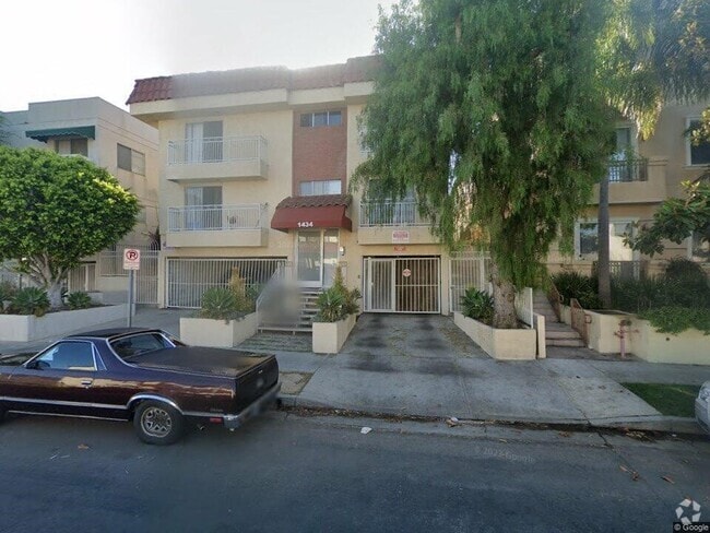 Building Photo - 1434 S Point View St