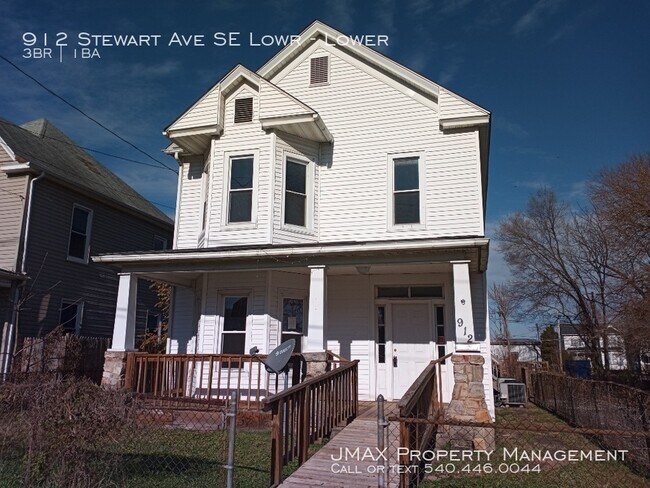 Building Photo - 912 Stewart Ave SE