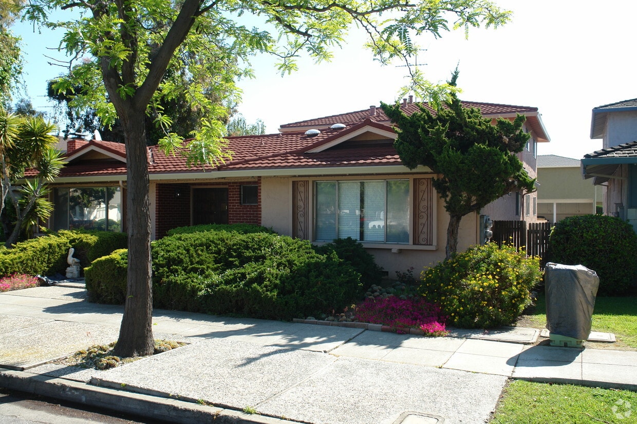 Primary Photo - 668 Pinewood Dr