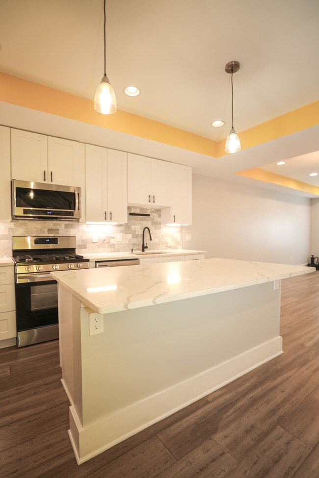 Building Photo - 1225 Raum St NE