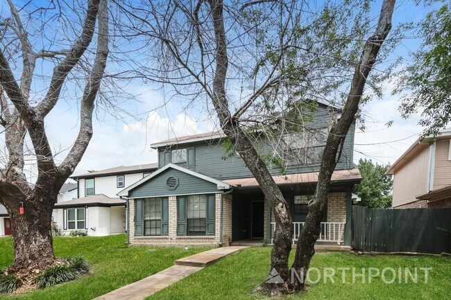 Building Photo - 3 BR/2BA | Updated Single Family Home |  Private backyard | In Dallas!