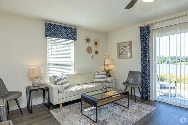 Pearson A - puesta en escena - 1,463 pies cuadrados - Sala de estar - Laurel Lakes Townhomes