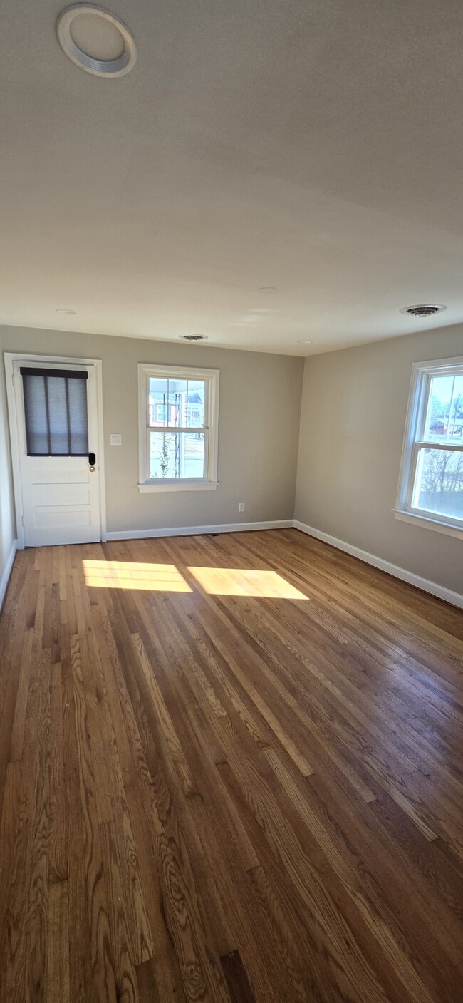 Building Photo - 904 Front Ave