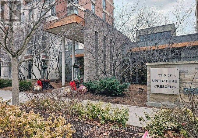 Photo du bâtiment - 57 Upper Duke Crescent