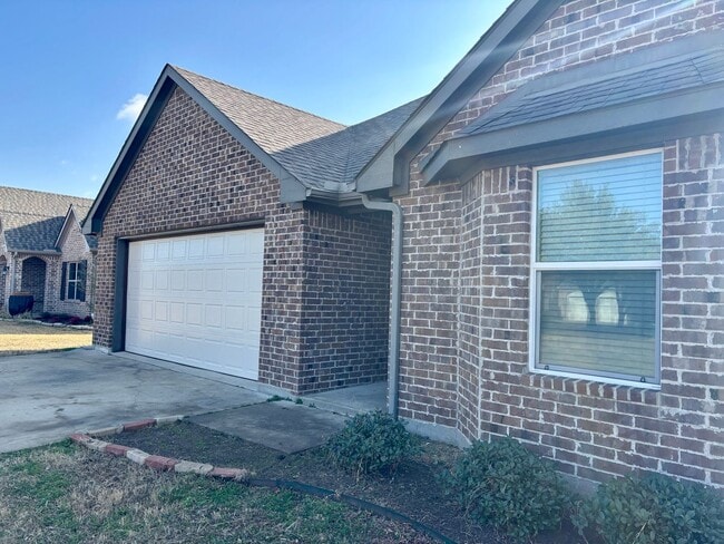 Building Photo - 3/2/2 in Preston Club