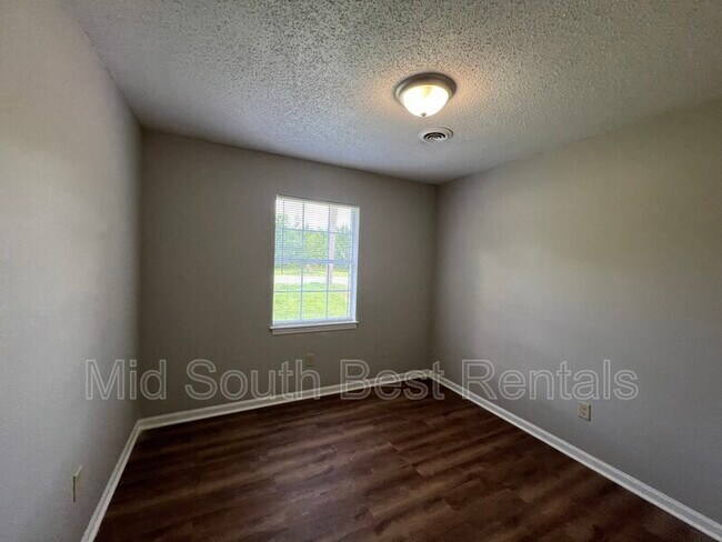 Foto del edificio - 4864 Hillbrook Rd