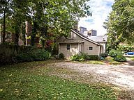 Parte trasera de la casa con estacionamiento fuera de la calle. - 176 Woodland Ave