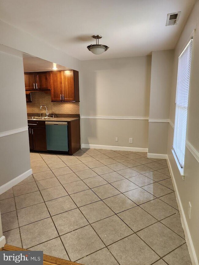 Foto del edificio - 5908 Westchester Park Dr