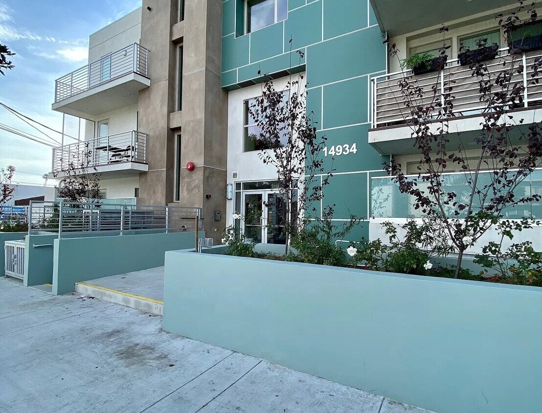 Photo - 14934 Burbank Blvd (Los Angeles, CA)