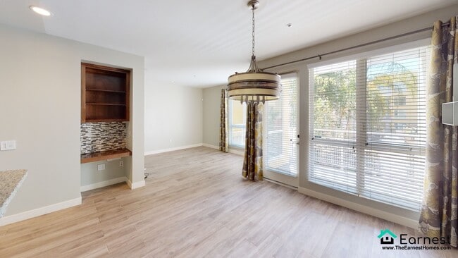 Building Photo - 2 + 2 Modern Condo in Prime Warner Center ...