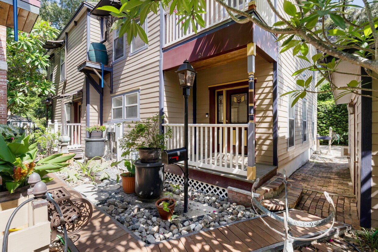 entrance - 21 James Ave