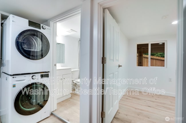 Building Photo - 1909 Guy Wetzel St