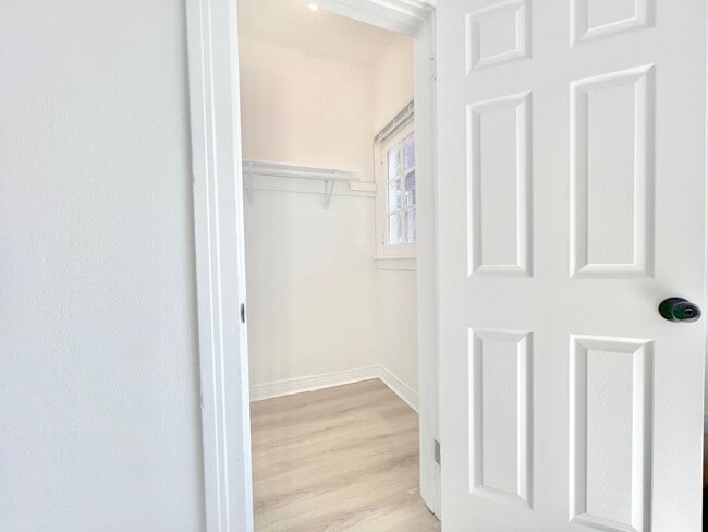 Building Photo - 707 W 48th St