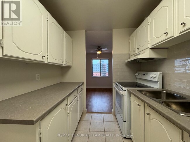 Photo du bâtiment - 610 Lake St