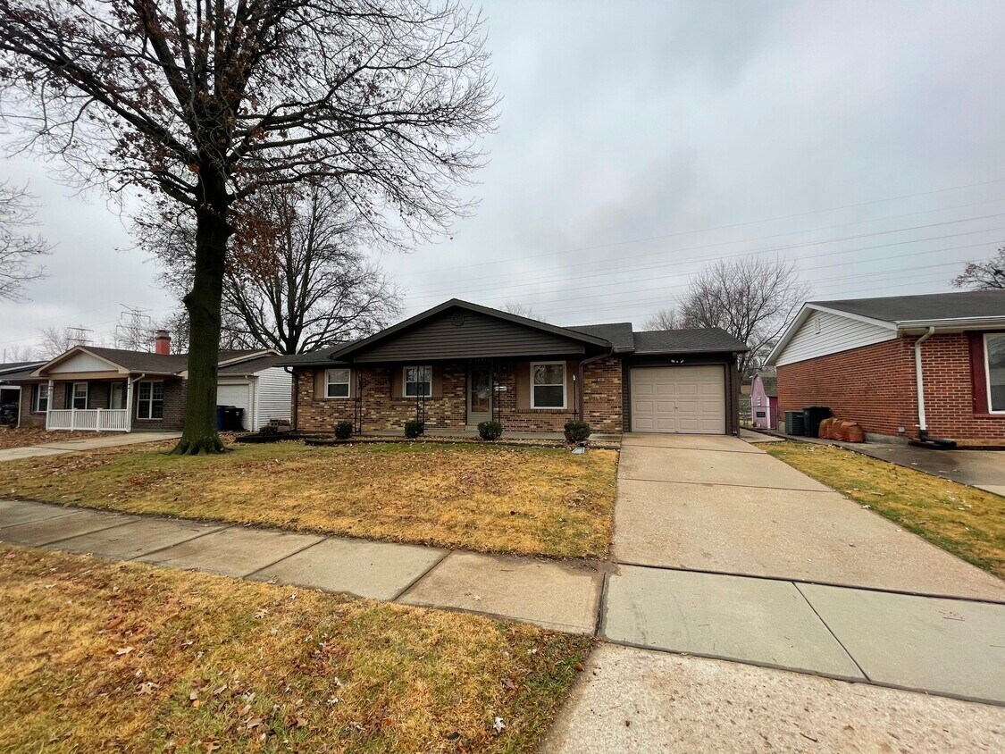 2060 Foggy Bottom Dr, Florissant, MO 63031 House Rental in Florissant