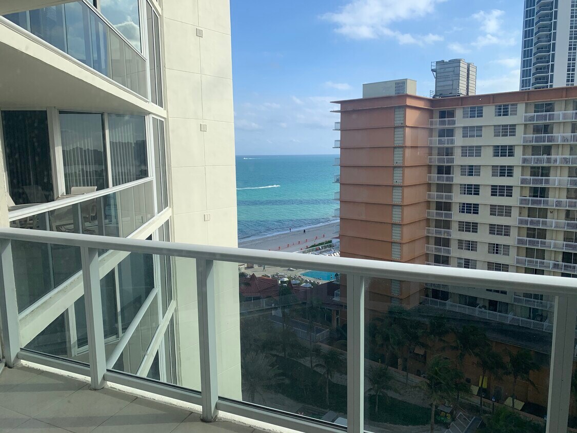 Foto principal - 19333 Collins Ave