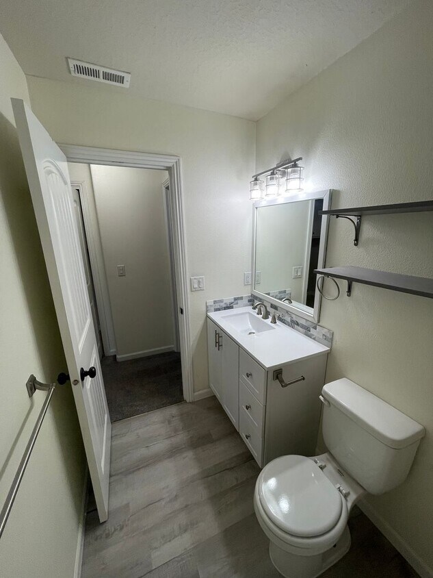 Primary Photo - 4 Bedroom House in Jefferson!