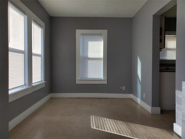 Building Photo - 2308 Auburndale St