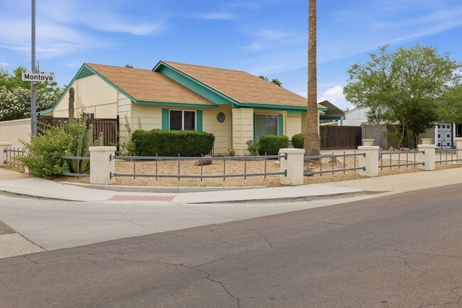 Building Photo - 1301 W Montoya Ln