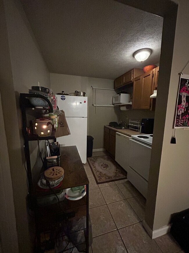Foto del edificio - 2 bedroom-close to campus!